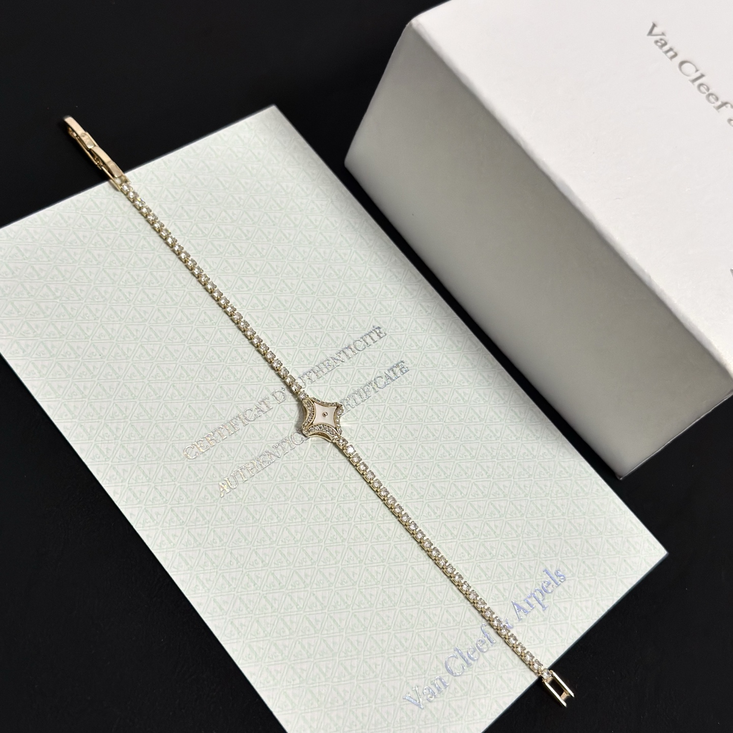 Bracciale Van Cleef Arpels Alhambra oro giallo madreperla bianca diamante trasparente 17 cm