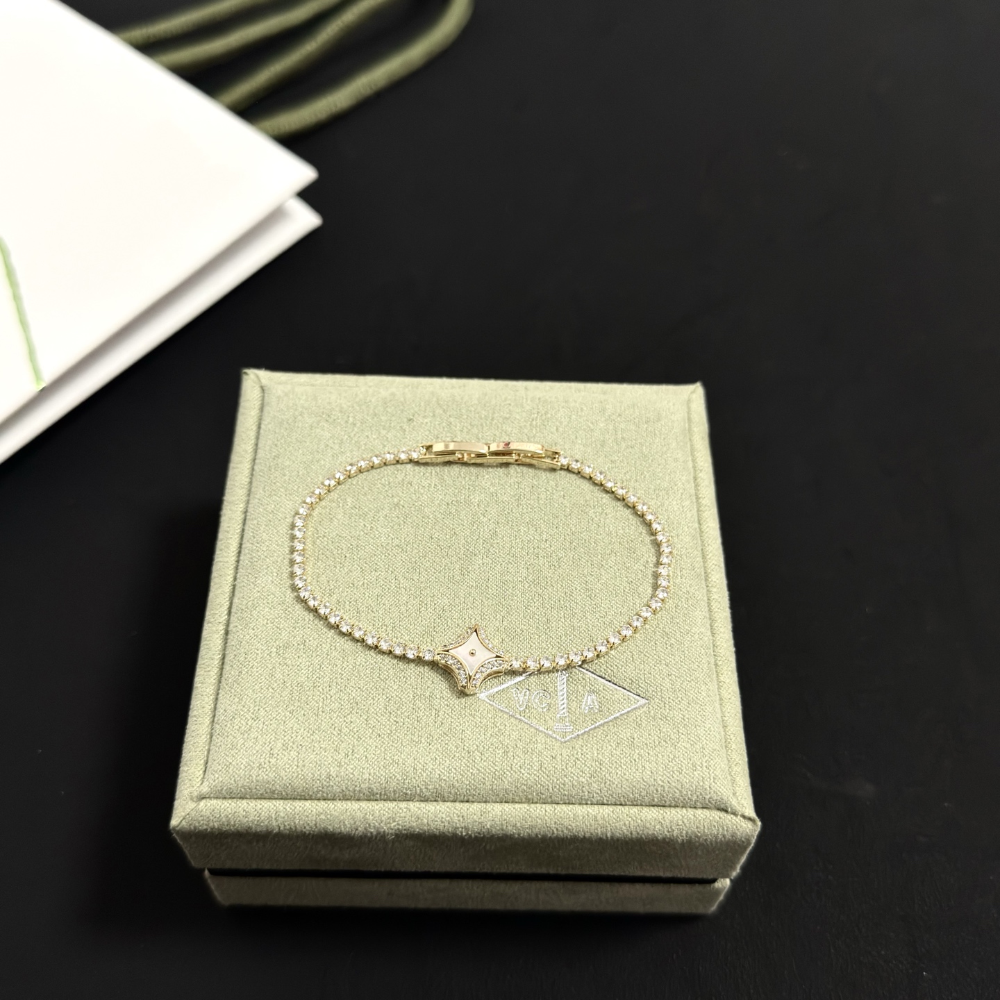 Bracciale Van Cleef Arpels Alhambra oro giallo madreperla bianca diamante trasparente 17 cm