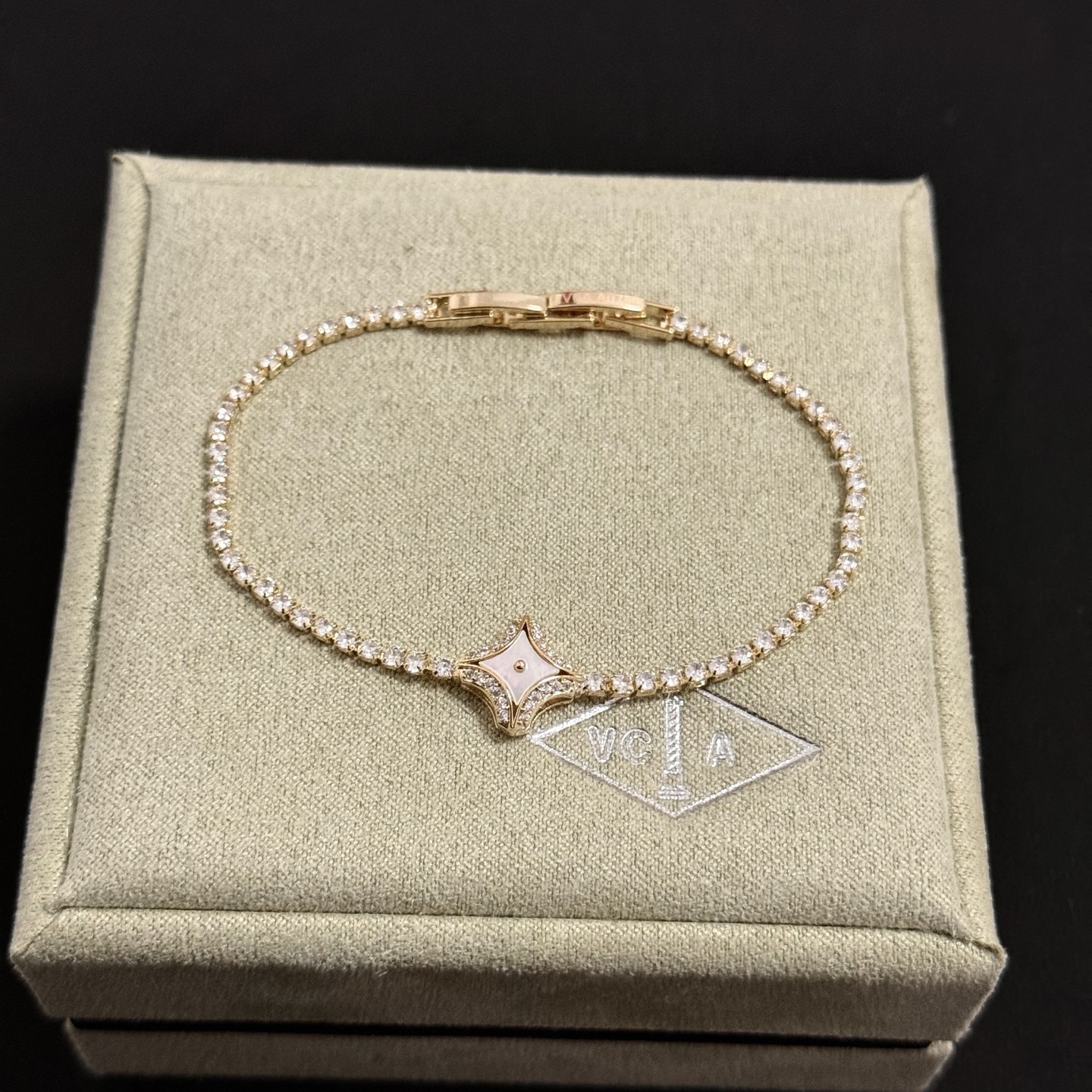 Bracciale Van Cleef Arpels Alhambra oro giallo madreperla bianca diamante trasparente 17 cm