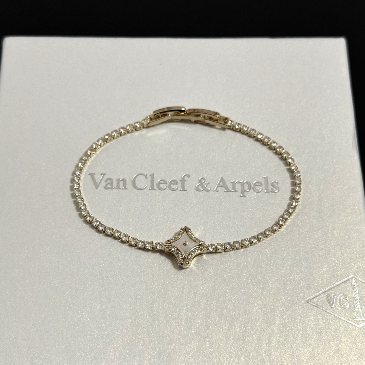 Bracciale Van Cleef Arpels Alhambra oro giallo madreperla bianca diamante trasparente 17 cm