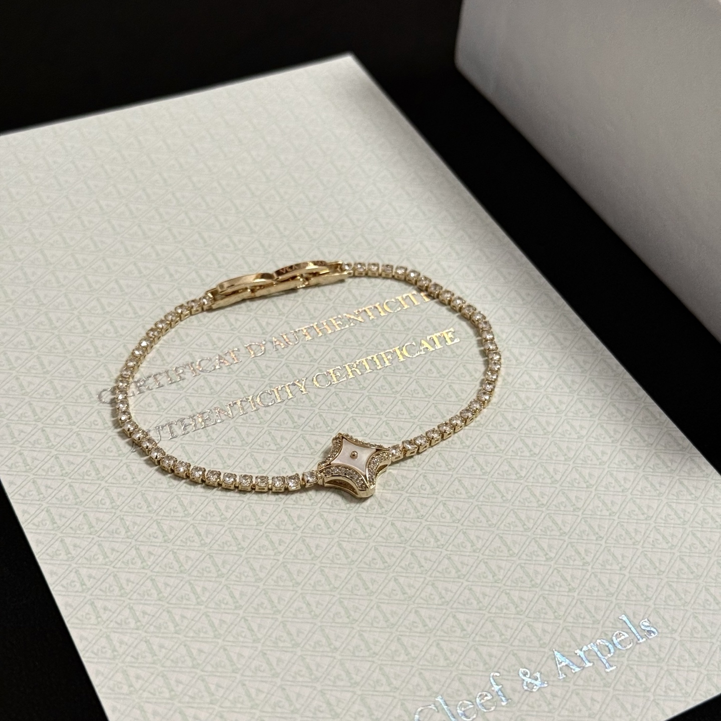 Bracciale Van Cleef Arpels Alhambra oro giallo madreperla bianca diamante trasparente 17 cm