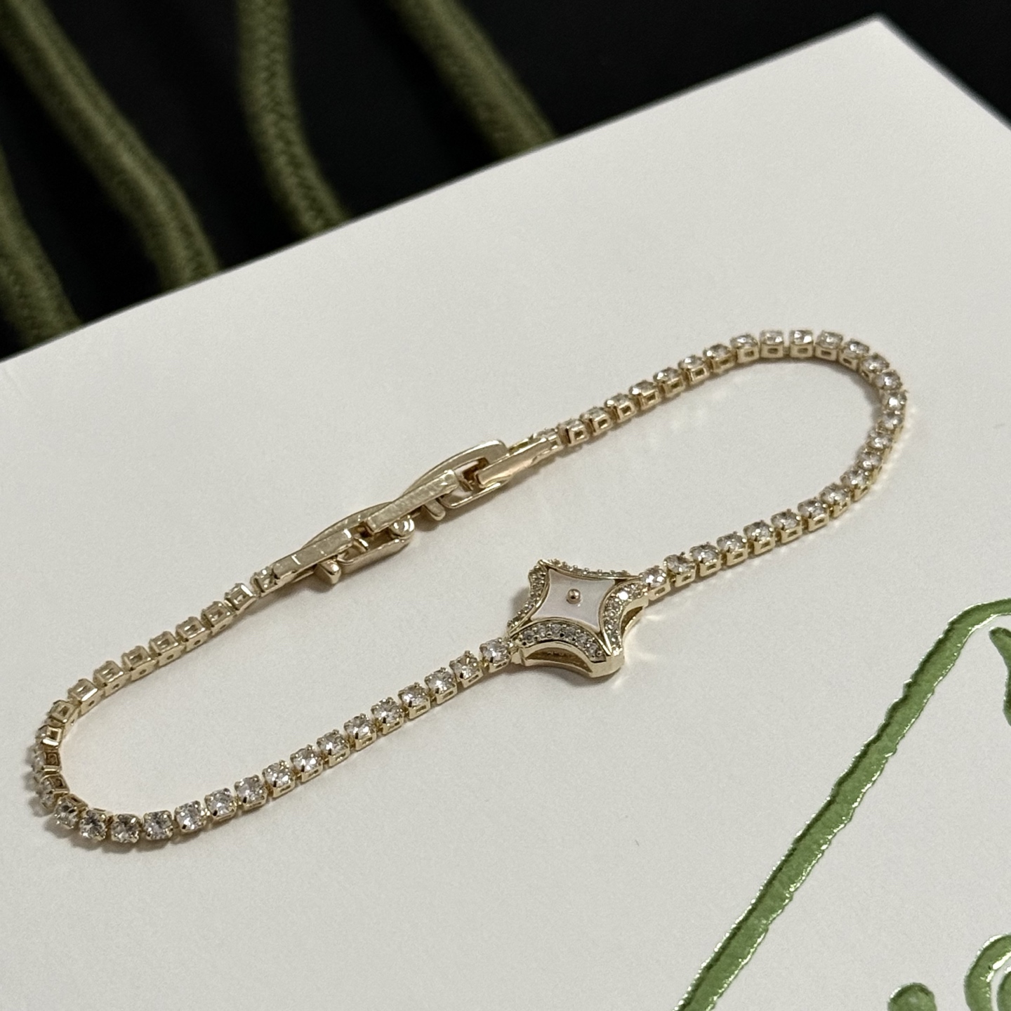 Bracciale Van Cleef Arpels Alhambra oro giallo madreperla bianca diamante trasparente 17 cm