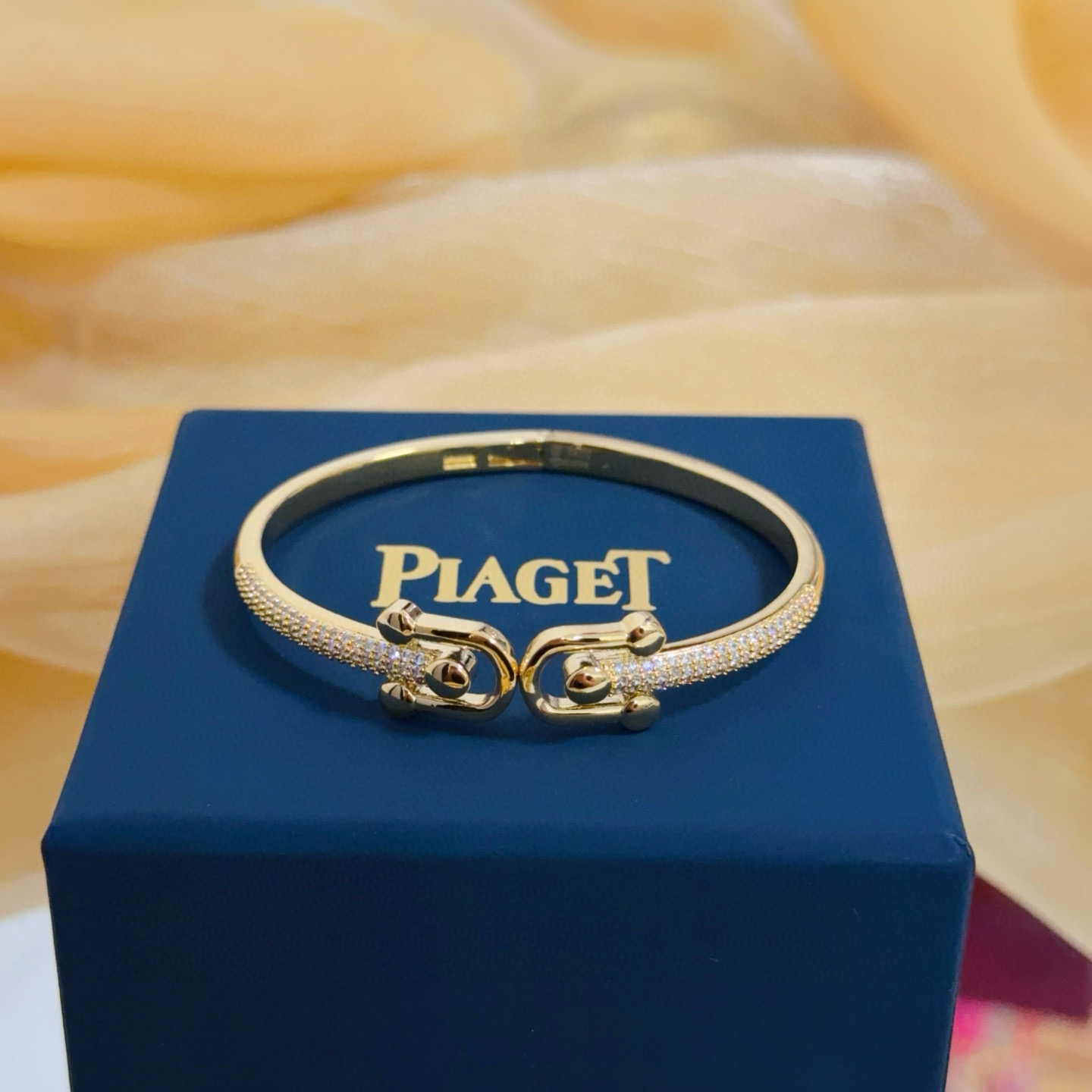 Piaget Possession bracelet Yellow gold with clear diamond pave 17cm