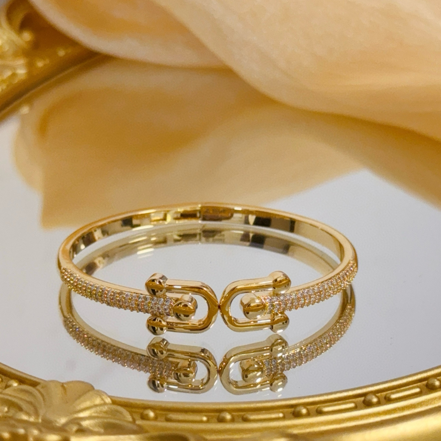 Piaget Possession bracelet Yellow gold with clear diamond pave 17cm