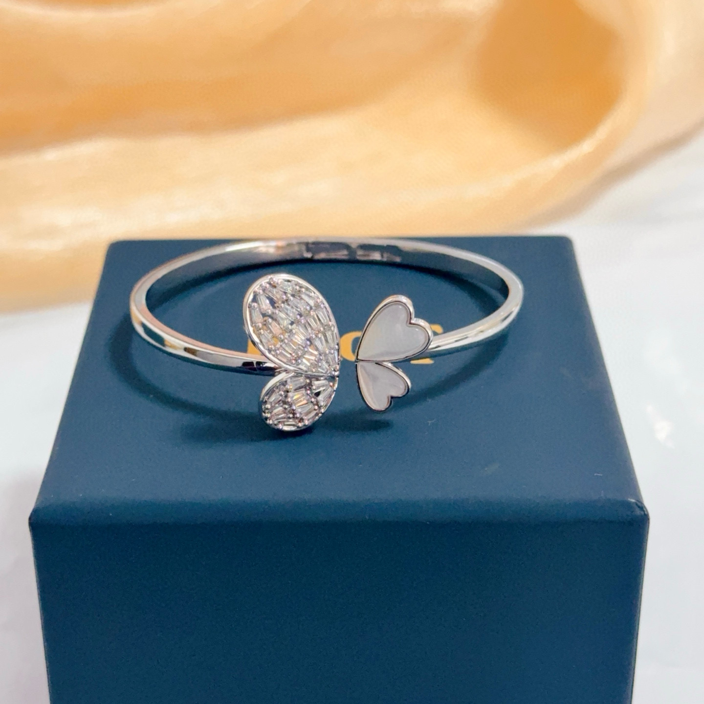 Piaget Butterfly Heart Open Bangle bracelet Silver-toned white gold metal clear baguette-cut diamonds white mother-of-pearl 16cm inner circumference