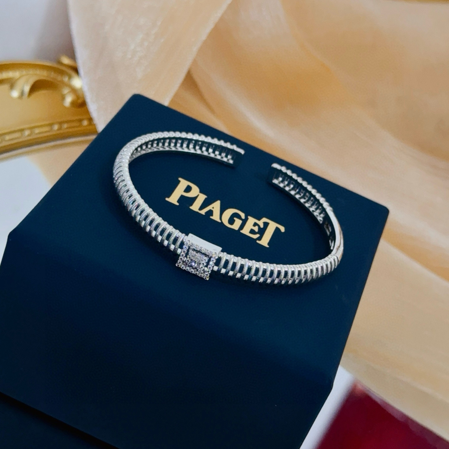 Piaget Possession bracelet silver white gold with clear diamond accents 17cm