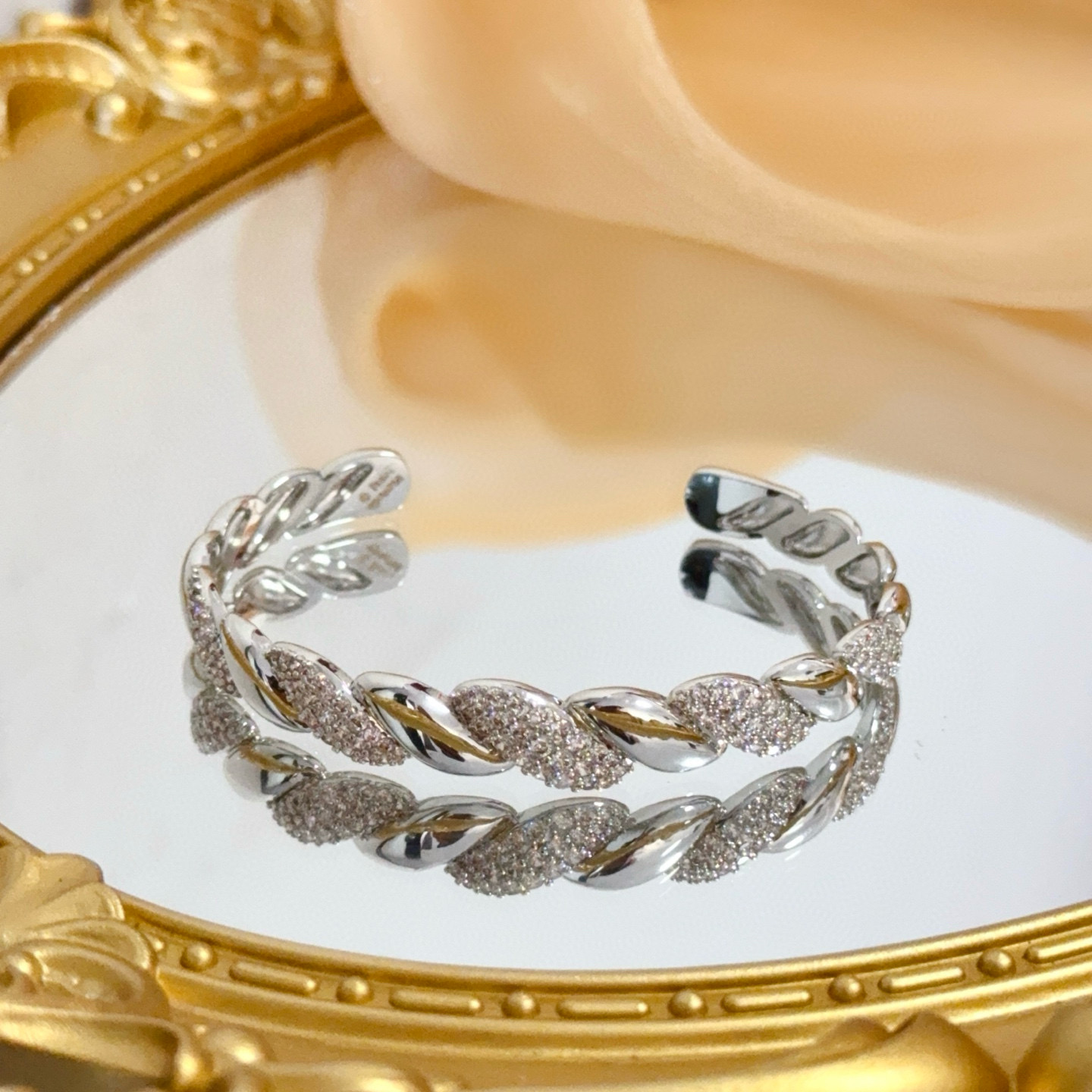 Piaget Twist Cuff bracelet silver-toned white gold with clear pave diamonds 17cm inner circumference