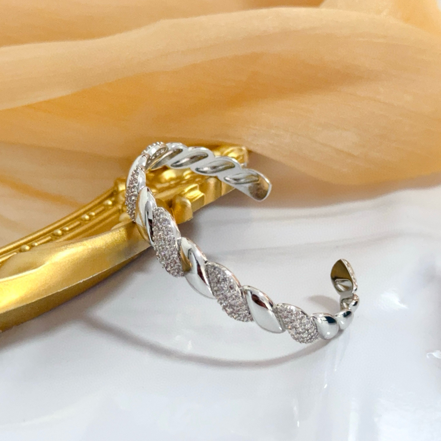 Piaget Twist Cuff bracelet silver-toned white gold with clear pave diamonds 17cm inner circumference