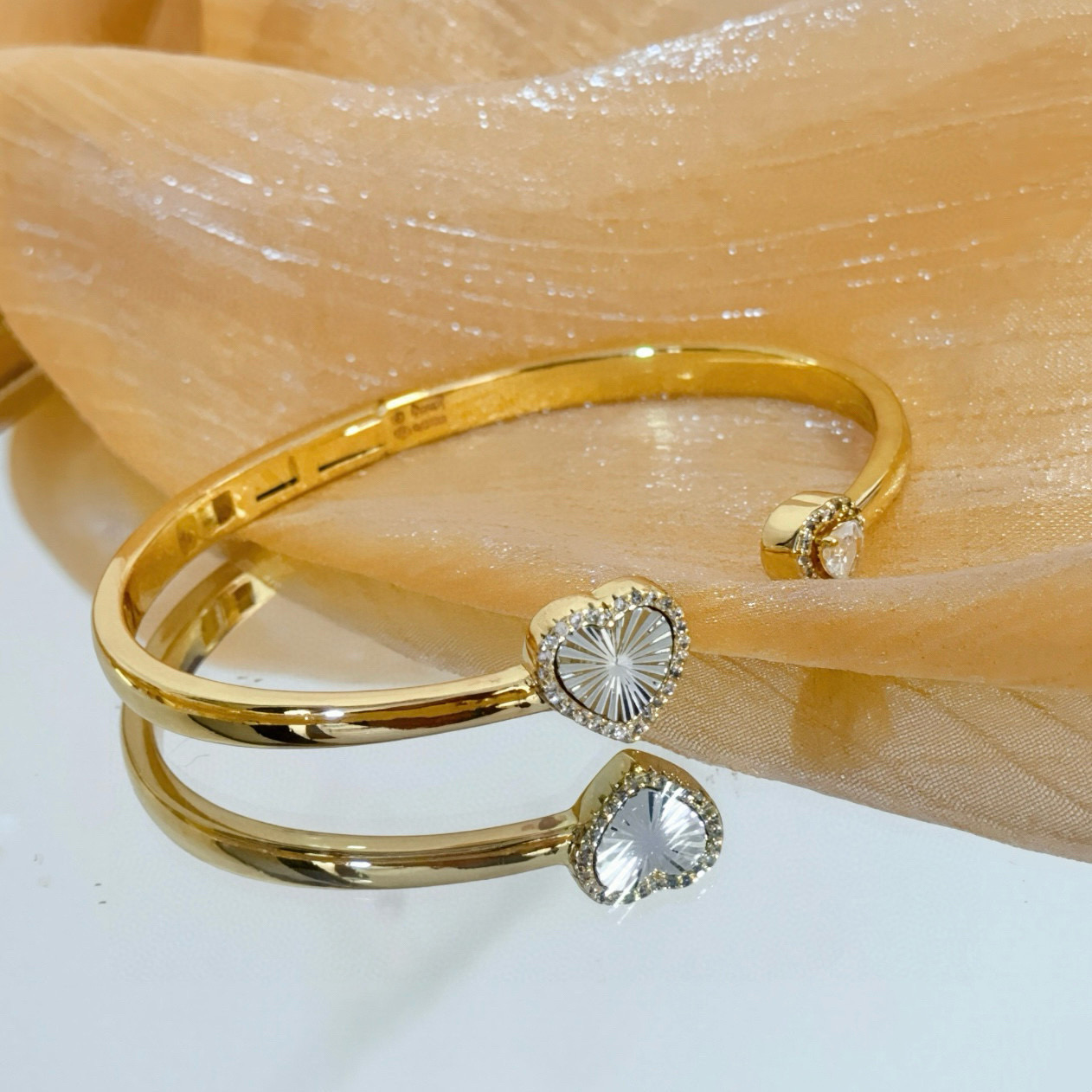 Piaget Heart Open Cuff bracelet Yellow gold with white mother-of-pearl and clear diamond accents 17cm