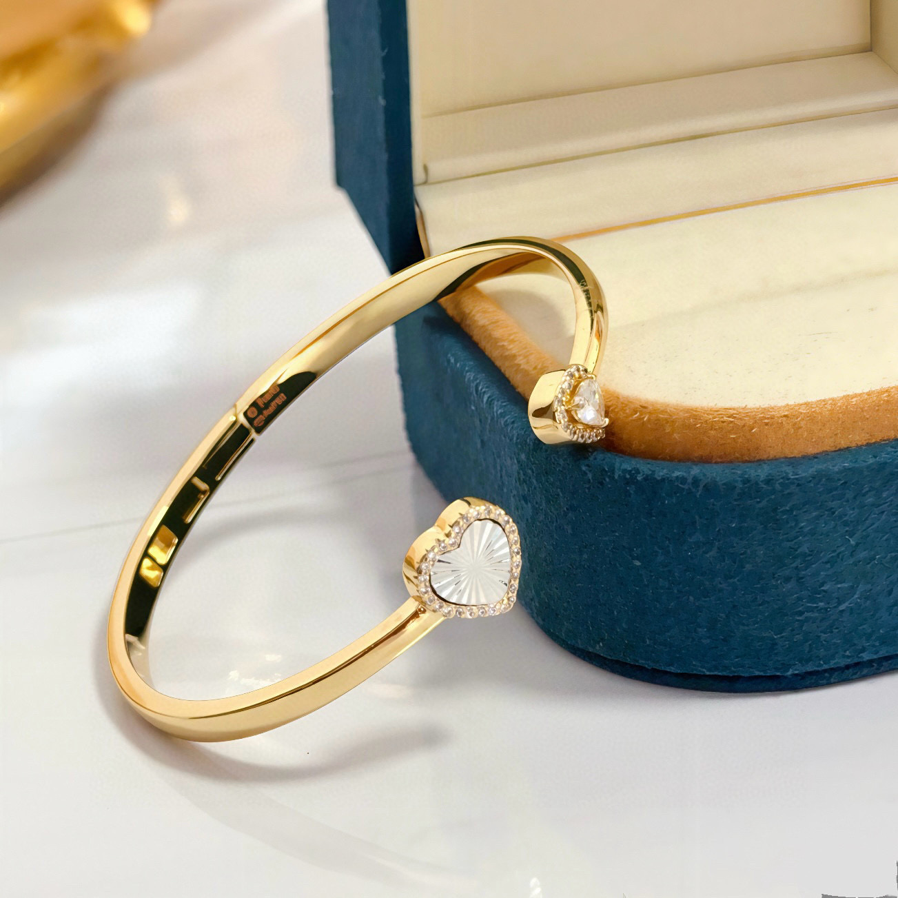 Piaget Heart Open Cuff bracelet Yellow gold with white mother-of-pearl and clear diamond accents 17cm