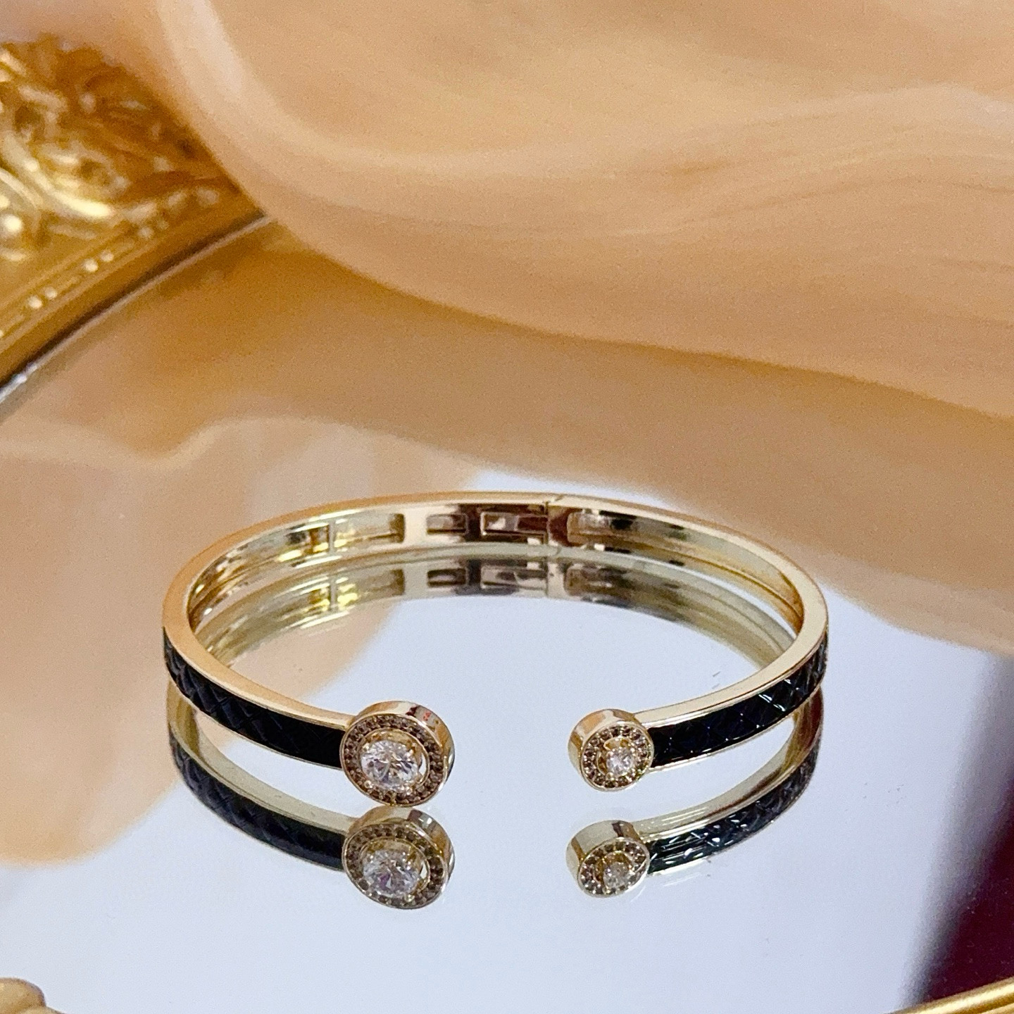 Piaget Possession bracelet yellow gold metal with black enamel inlay and clear diamond accents 17cm inner circumference