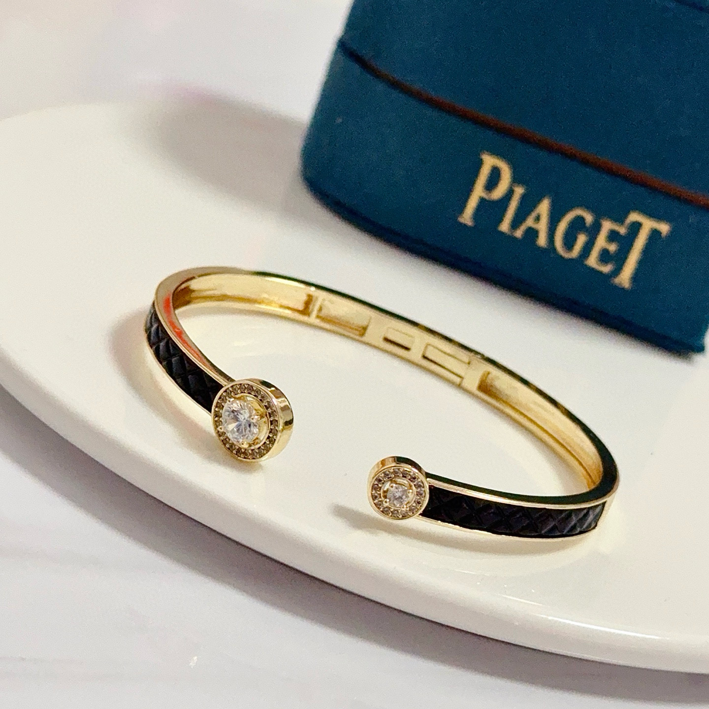 Piaget Possession bracelet yellow gold metal with black enamel inlay and clear diamond accents 17cm inner circumference