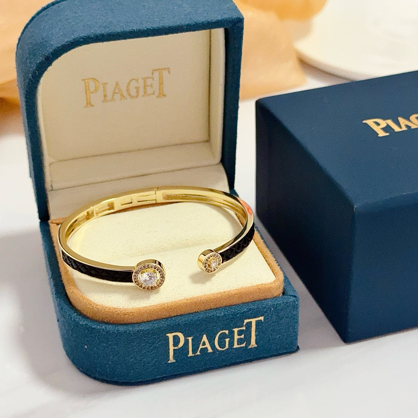 Piaget Possession bracelet yellow gold metal with black enamel inlay and clear diamond accents 17cm inner circumference