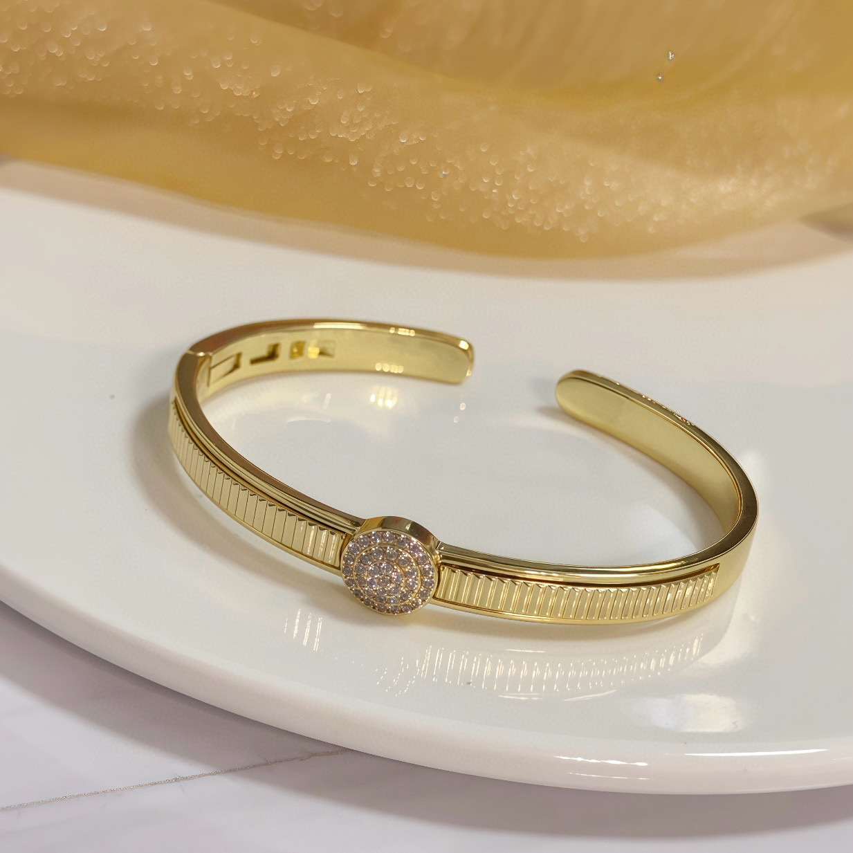 Piaget Possession bracelet yellow gold with pave set clear diamonds 17cm inner circumference