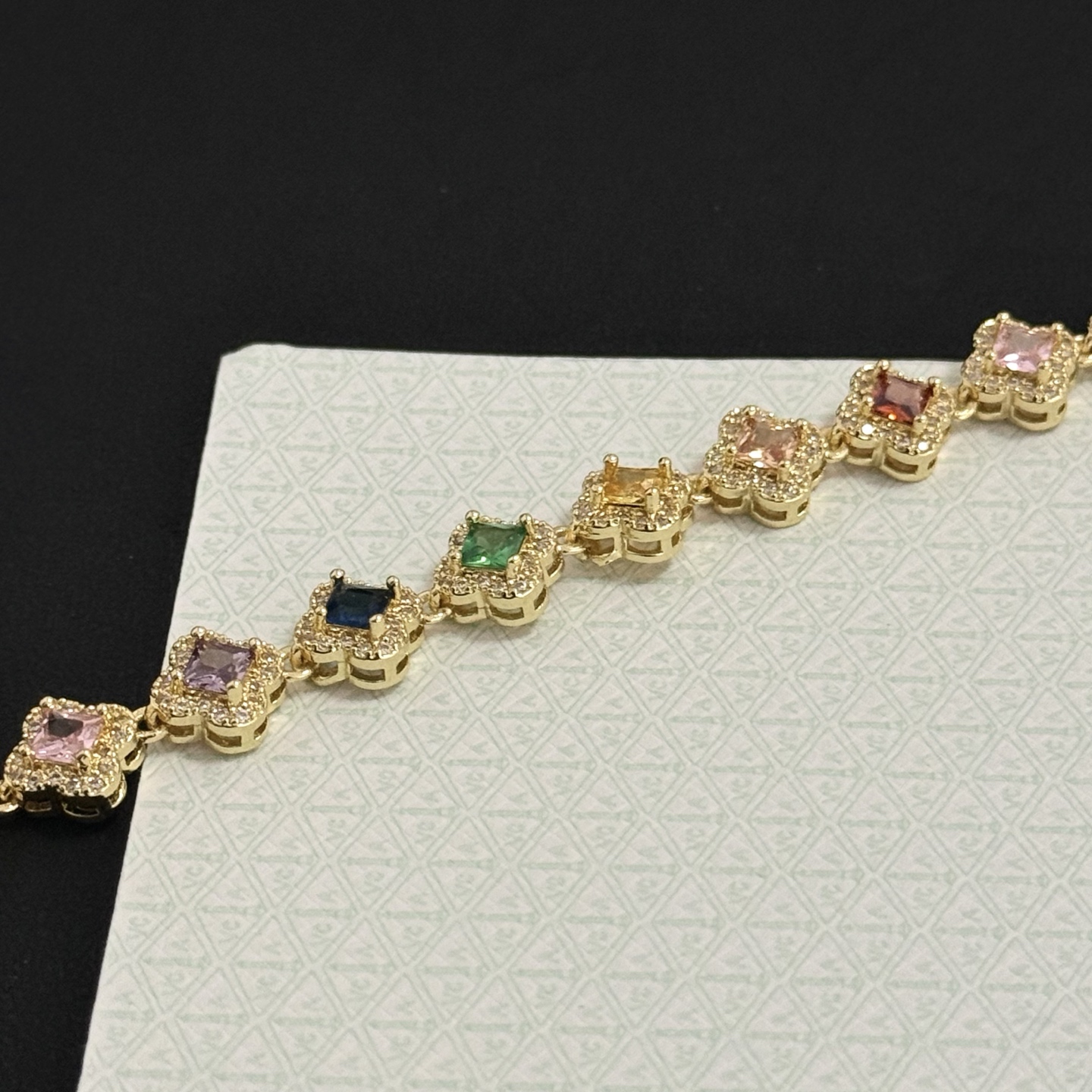 Bracciale Van Cleef Arpels Alhambra in metallo dorato giallo con pietre preziose multicolori e accenti di diamanti bianchi 18 cm