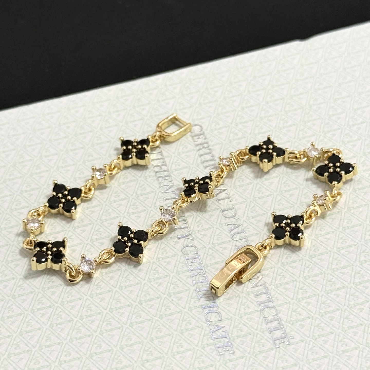 Bracciale Van Cleef Arpels Alhambra in metallo dorato con onice nero e accenti di diamanti trasparenti 18 cm
