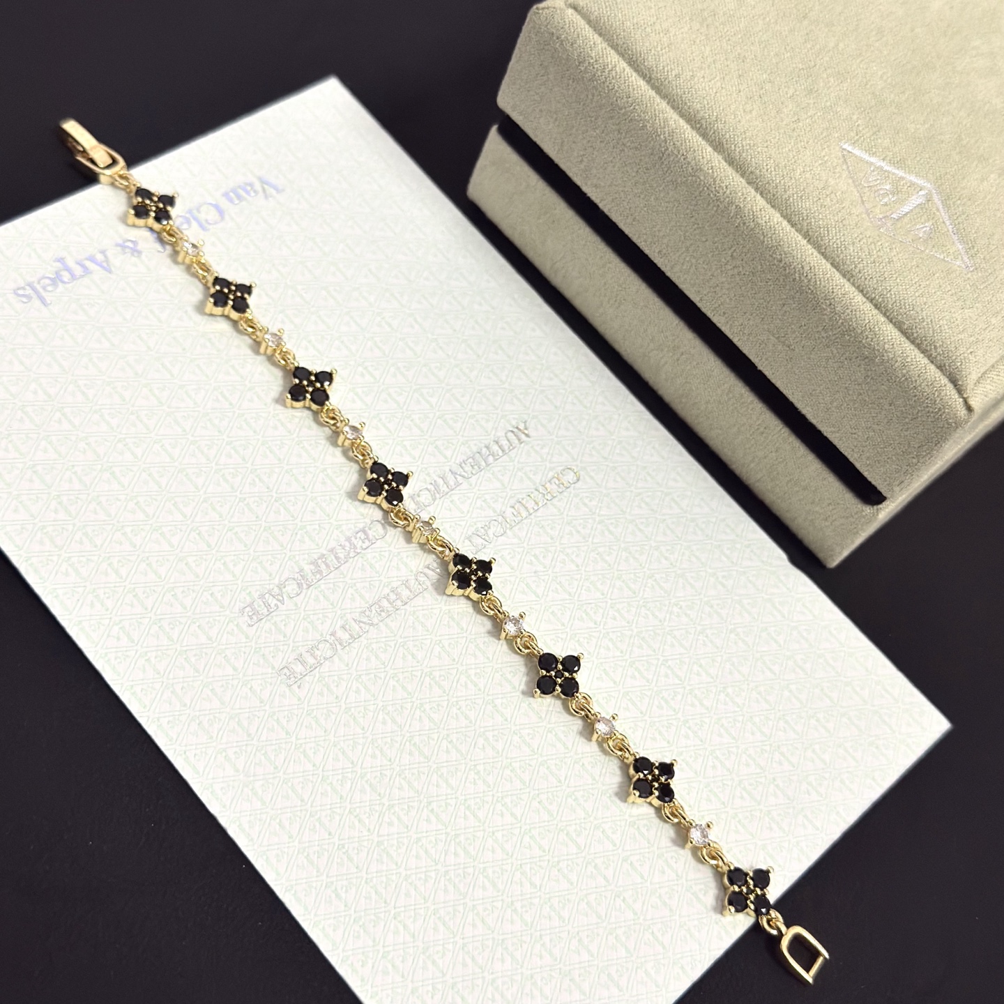 Bracciale Van Cleef Arpels Alhambra in metallo dorato con onice nero e accenti di diamanti trasparenti 18 cm