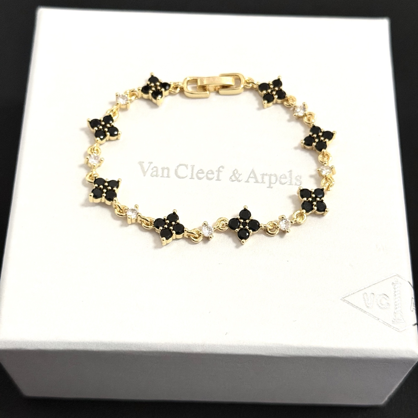 Bracciale Van Cleef Arpels Alhambra in metallo dorato con onice nero e accenti di diamanti trasparenti 18 cm