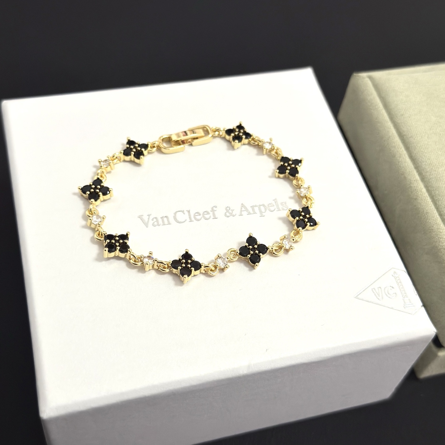Bracciale Van Cleef Arpels Alhambra in metallo dorato con onice nero e accenti di diamanti trasparenti 18 cm