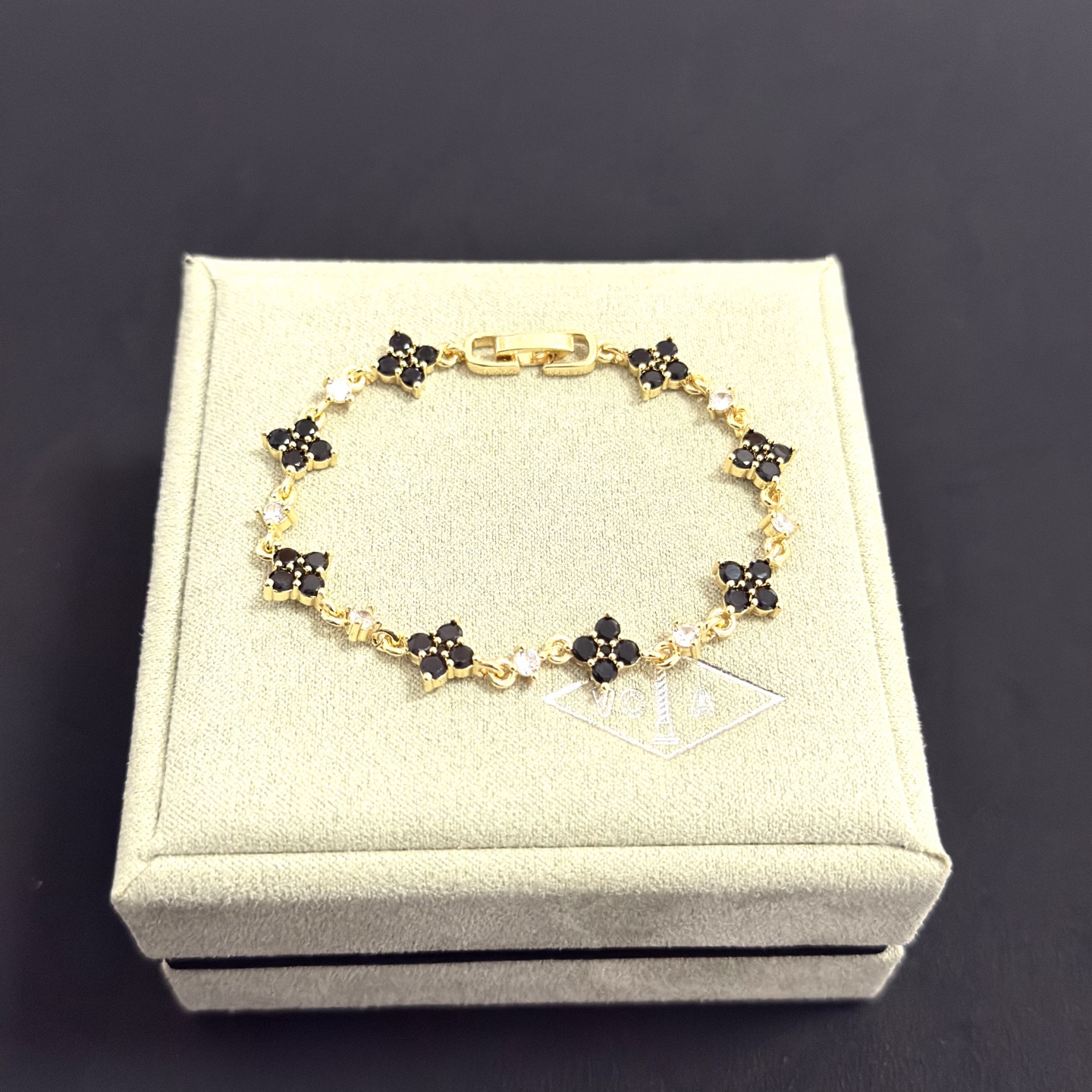 Bracciale Van Cleef Arpels Alhambra in metallo dorato con onice nero e accenti di diamanti trasparenti 18 cm