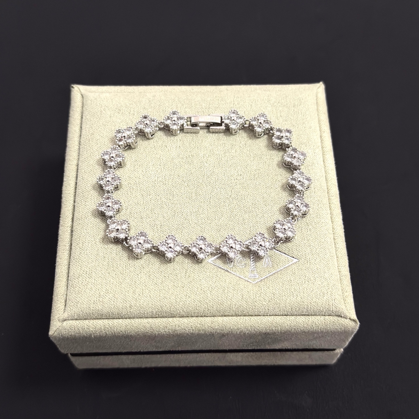 Van Cleef Arpels Sweet Alhambra bracelet silver-toned white gold with clear diamond accents 17cm