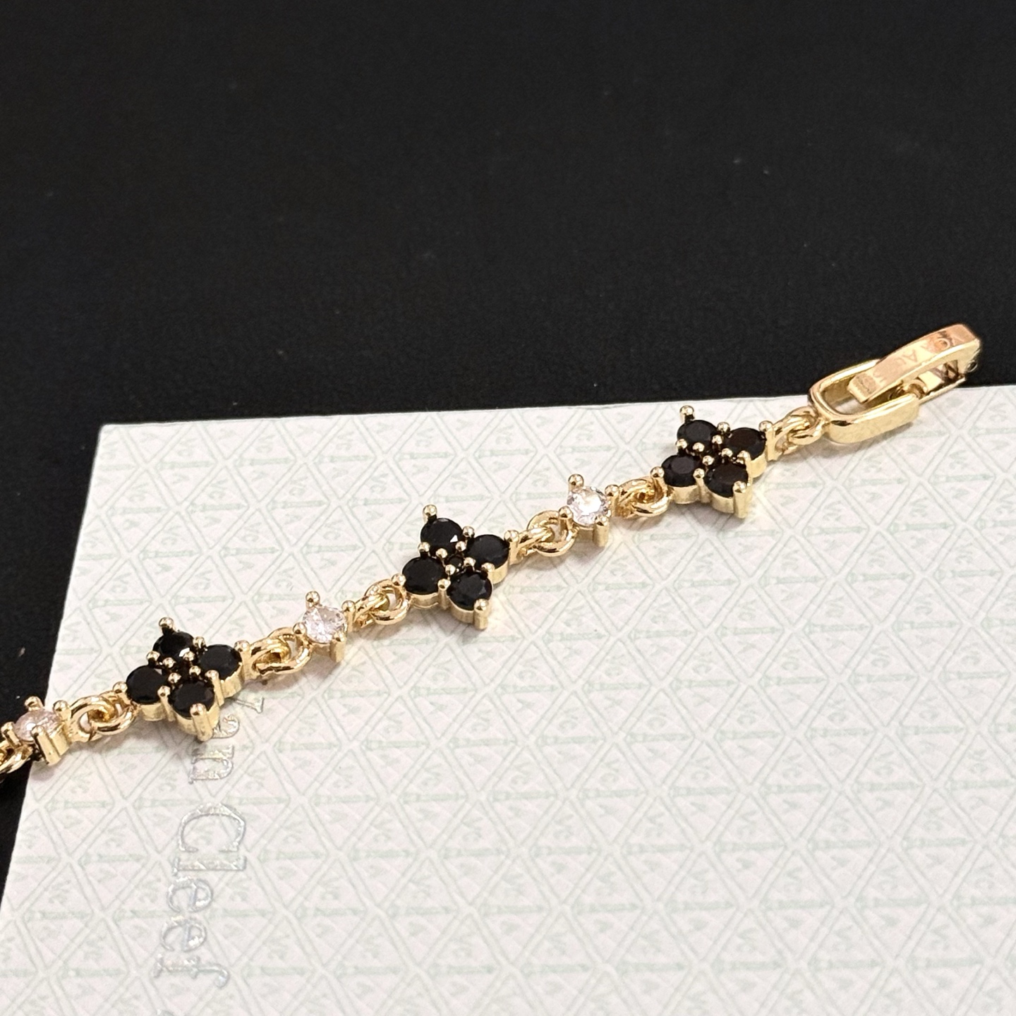 Bracciale Van Cleef Arpels Alhambra in metallo dorato con onice nero e accenti di diamanti trasparenti 18 cm