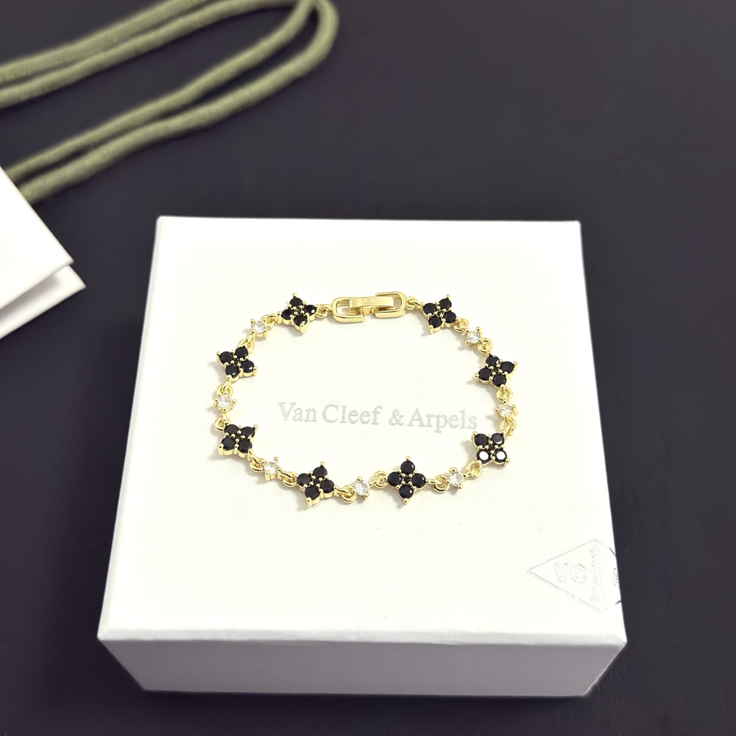 Bracciale Van Cleef Arpels Alhambra in metallo dorato con onice nero e accenti di diamanti trasparenti 18 cm