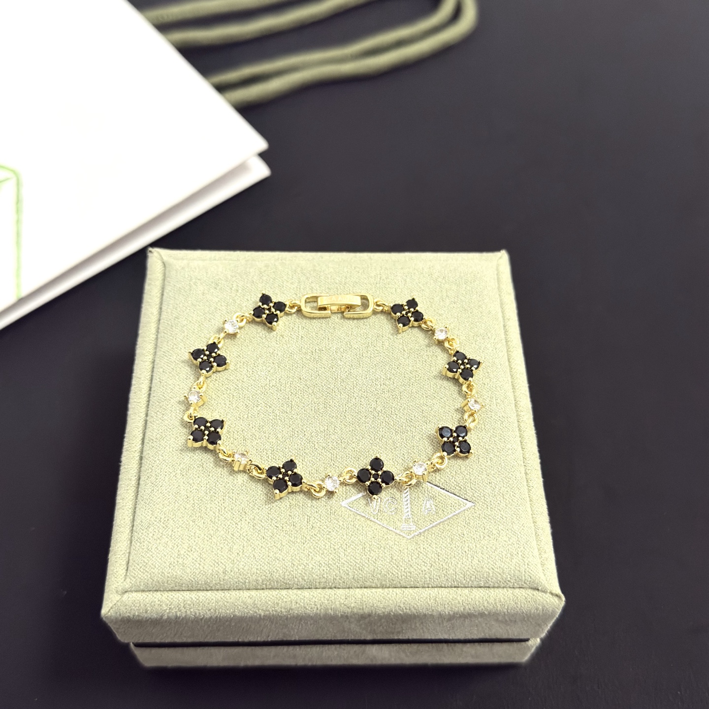 Bracciale Van Cleef Arpels Alhambra in metallo dorato con onice nero e accenti di diamanti trasparenti 18 cm