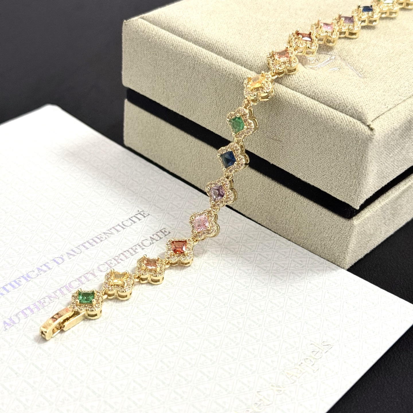 Bracciale Van Cleef Arpels Alhambra in metallo dorato giallo con pietre preziose multicolori e accenti di diamanti bianchi 18 cm