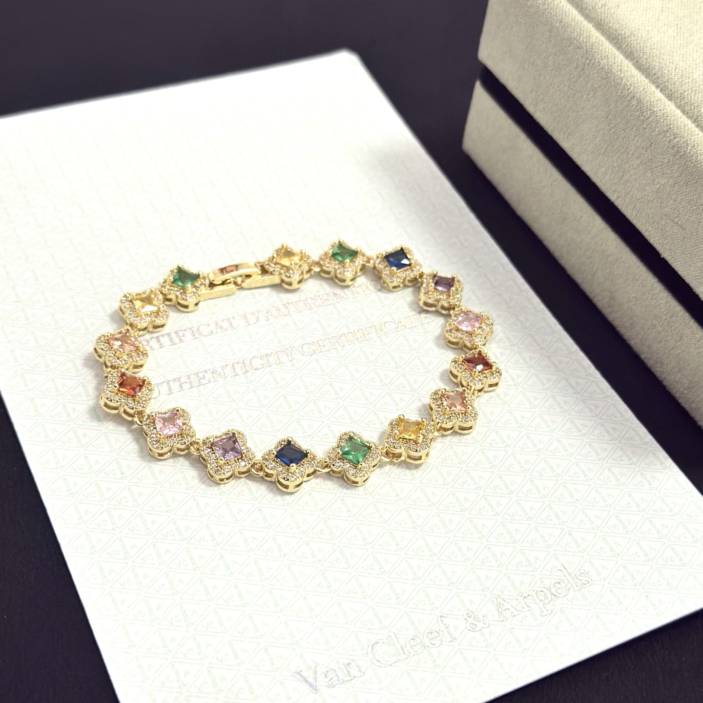 Bracciale Van Cleef Arpels Alhambra in metallo dorato giallo con pietre preziose multicolori e accenti di diamanti bianchi 18 cm
