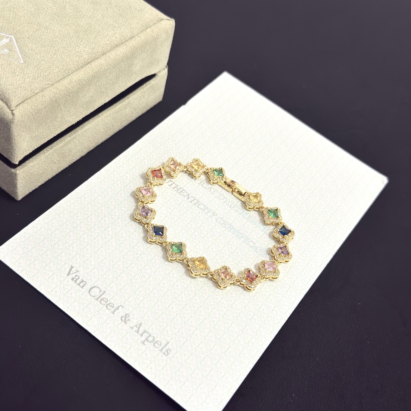 Bracciale Van Cleef Arpels Alhambra in metallo dorato giallo con pietre preziose multicolori e accenti di diamanti bianchi 18 cm