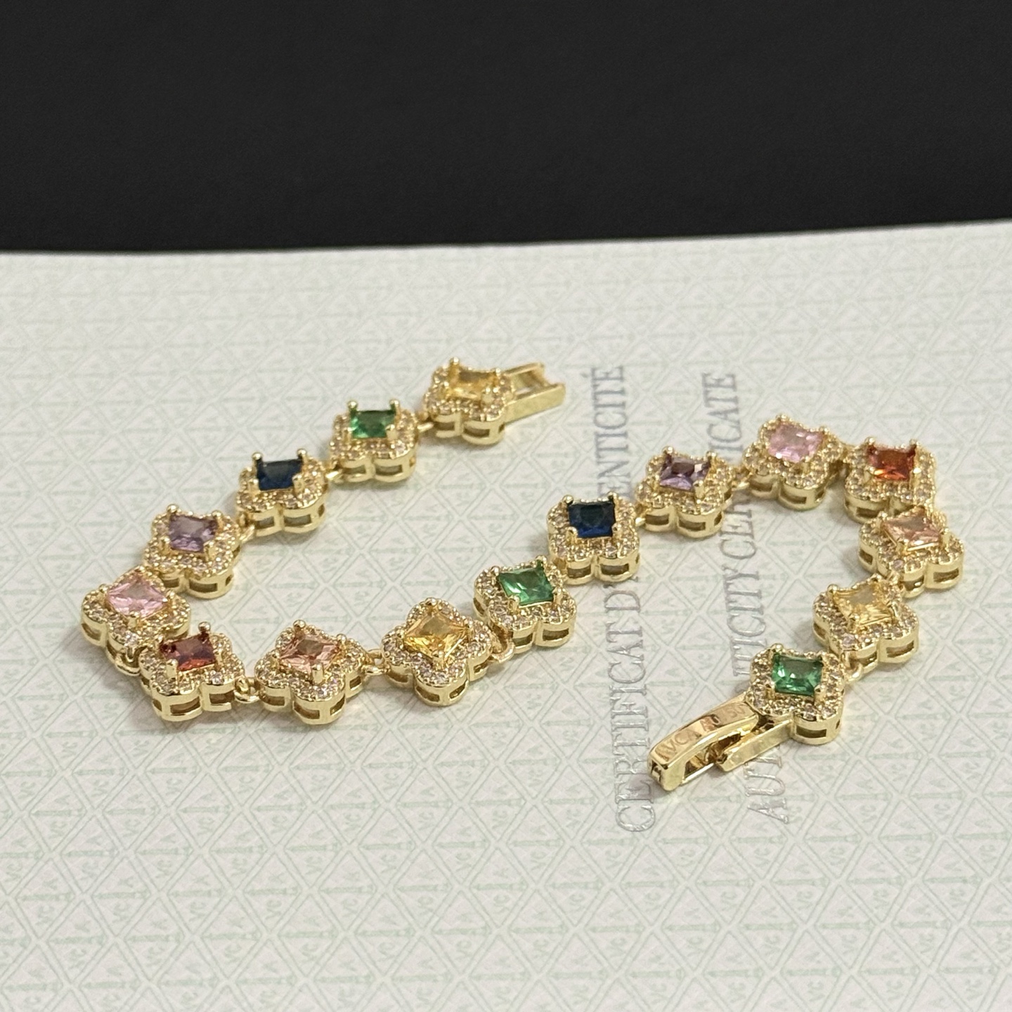 Bracciale Van Cleef Arpels Alhambra in metallo dorato giallo con pietre preziose multicolori e accenti di diamanti bianchi 18 cm