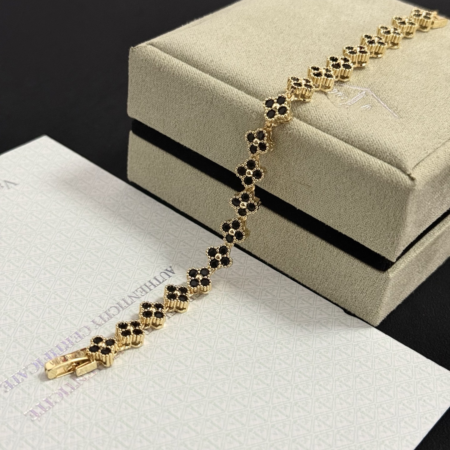 Van Cleef Arpels Bracelet Alhambra métal doré jaune avec pierres précieuses noires 18cm