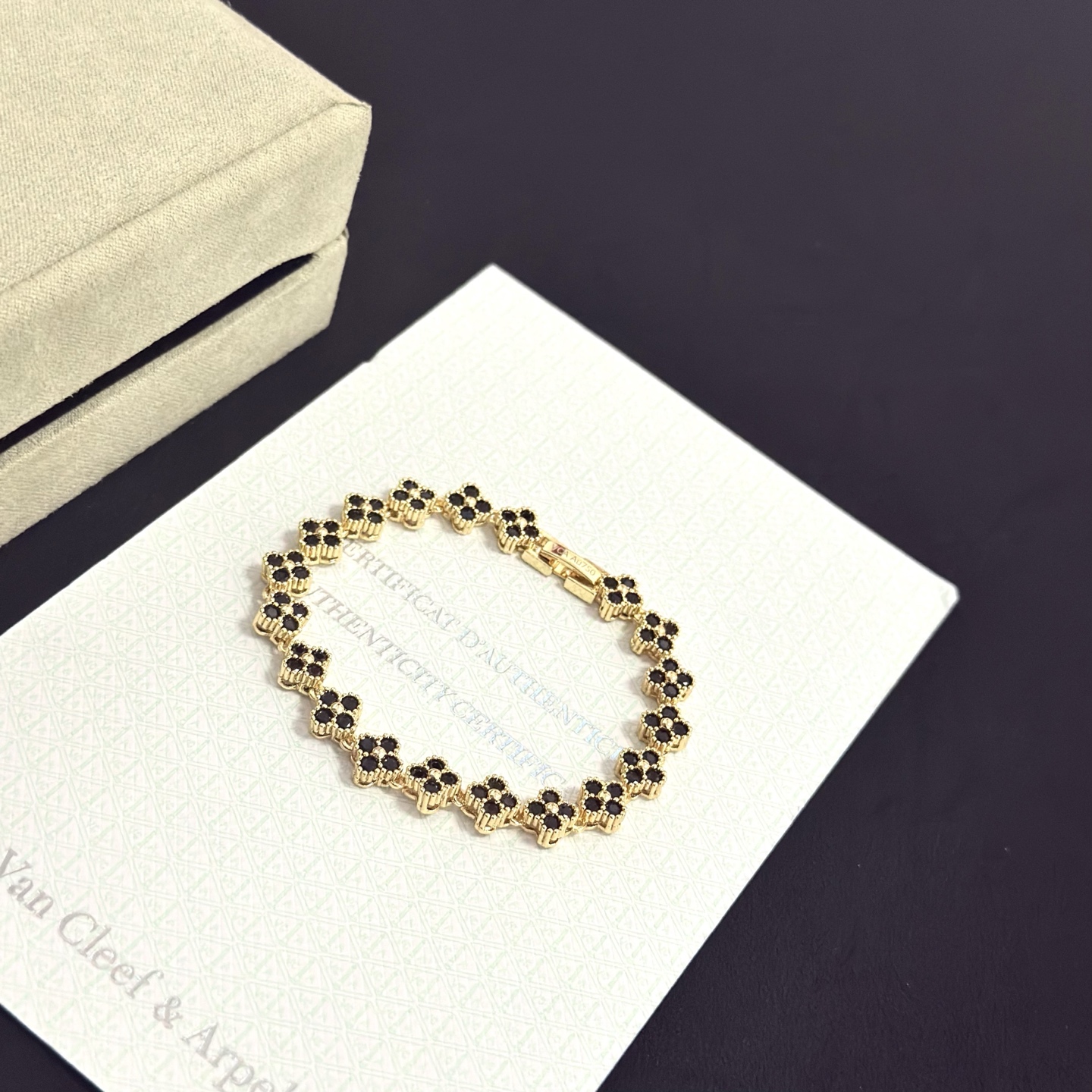 Van Cleef Arpels Bracelet Alhambra métal doré jaune avec pierres précieuses noires 18cm