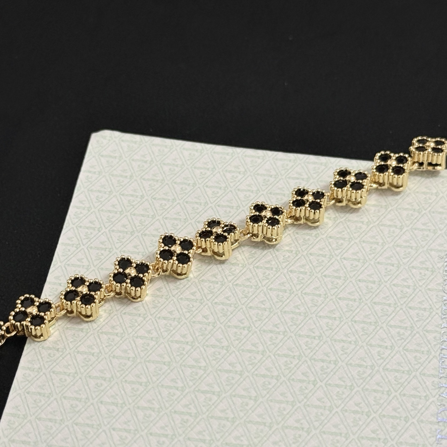 Van Cleef Arpels Bracelet Alhambra métal doré jaune avec pierres précieuses noires 18cm