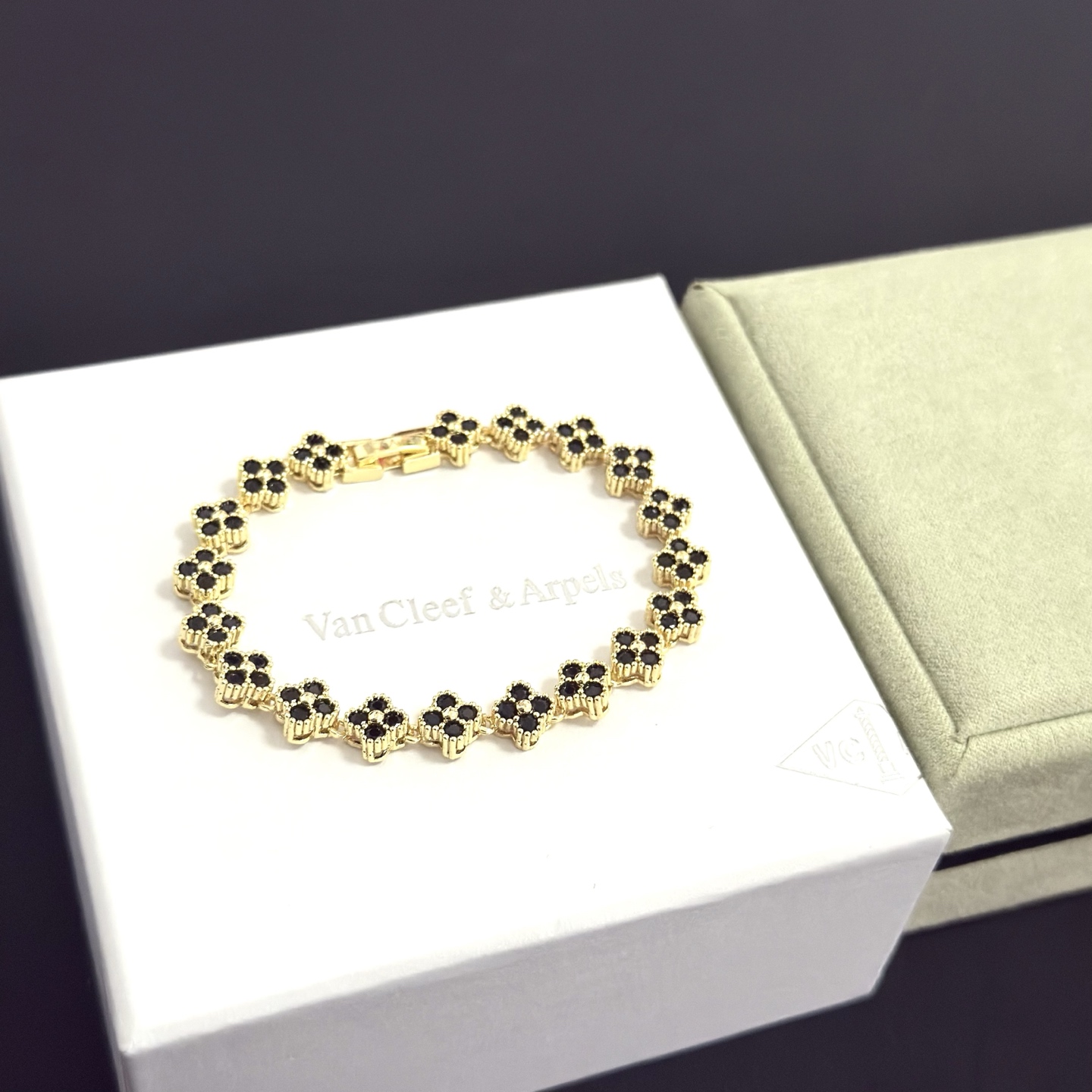 Van Cleef Arpels Bracelet Alhambra métal doré jaune avec pierres précieuses noires 18cm