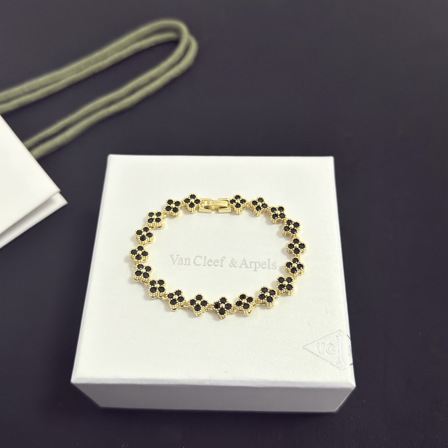 Van Cleef Arpels Bracelet Alhambra métal doré jaune avec pierres précieuses noires 18cm