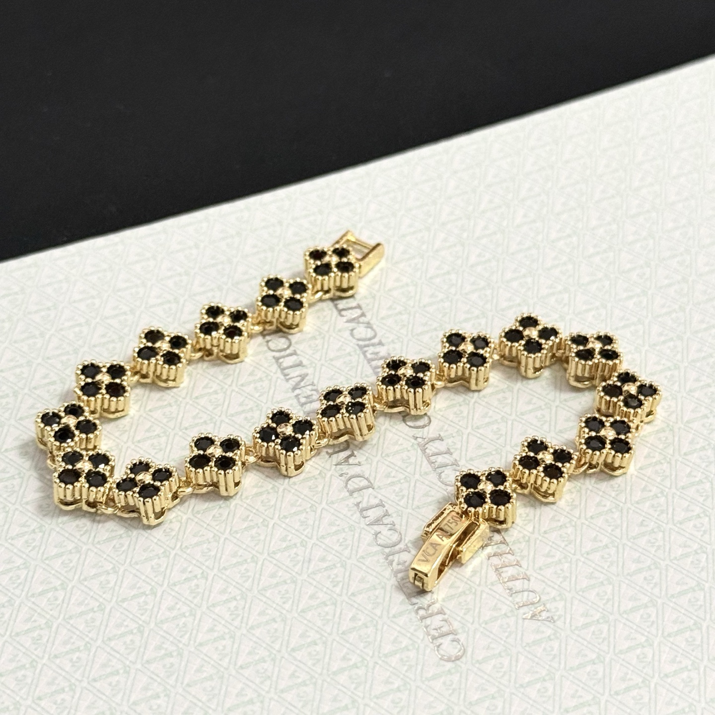 Van Cleef Arpels Bracelet Alhambra métal doré jaune avec pierres précieuses noires 18cm