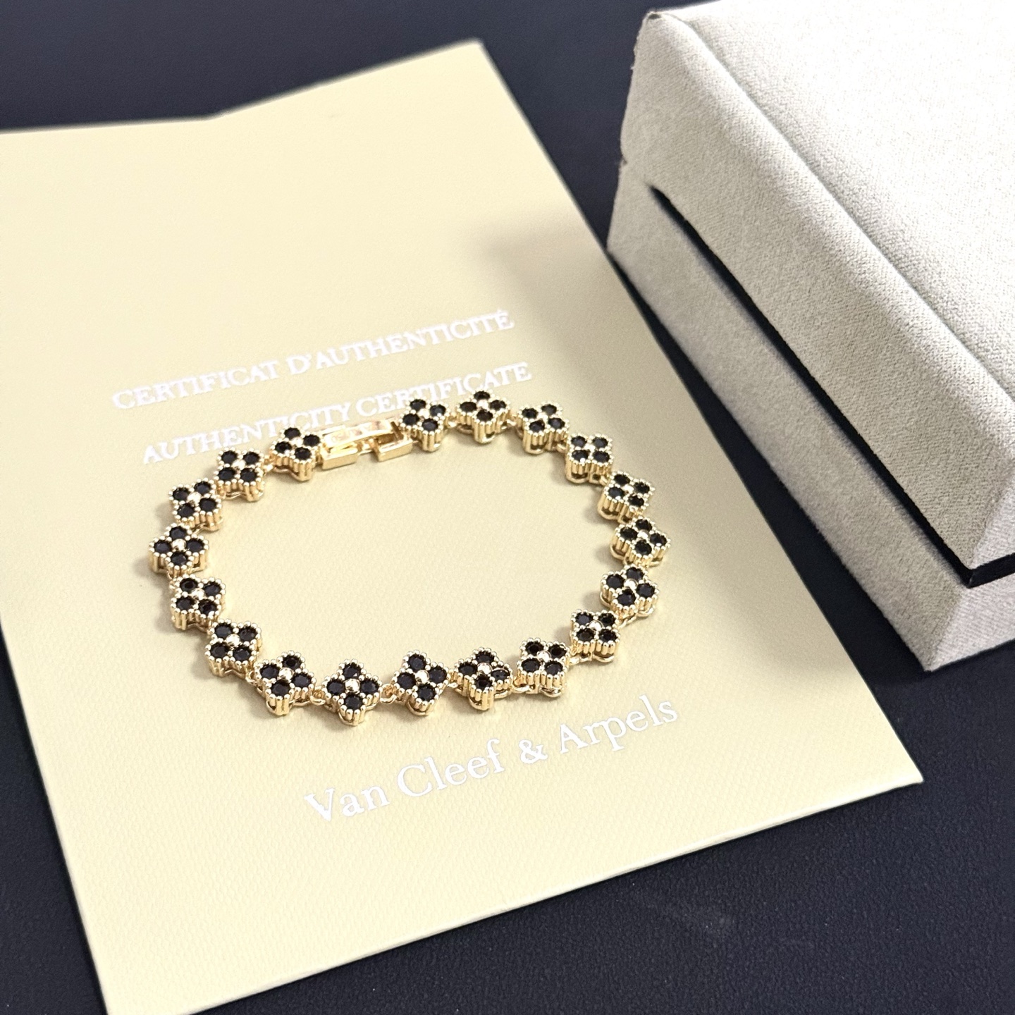 Van Cleef Arpels Bracelet Alhambra métal doré jaune avec pierres précieuses noires 18cm