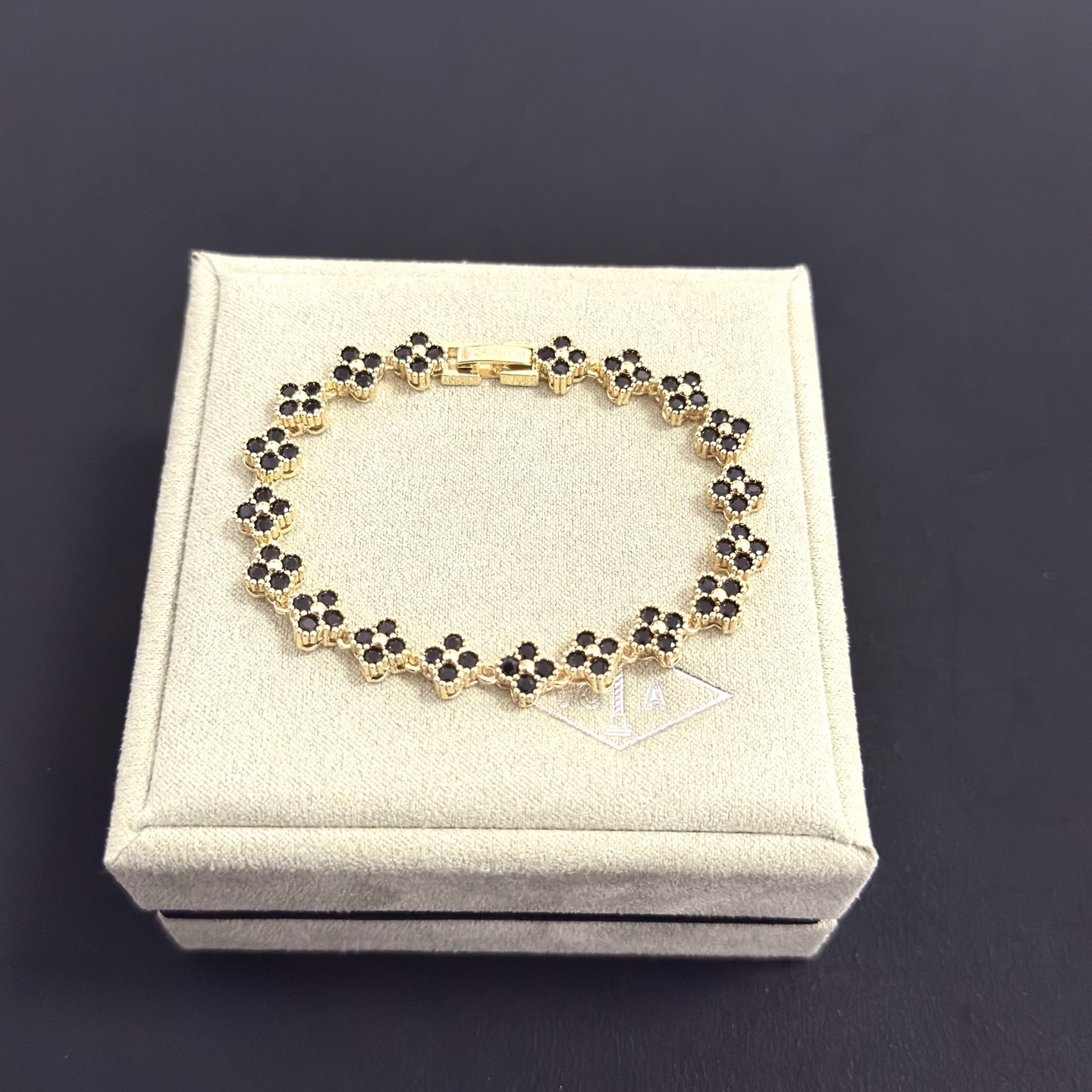Van Cleef Arpels Bracelet Alhambra métal doré jaune avec pierres précieuses noires 18cm