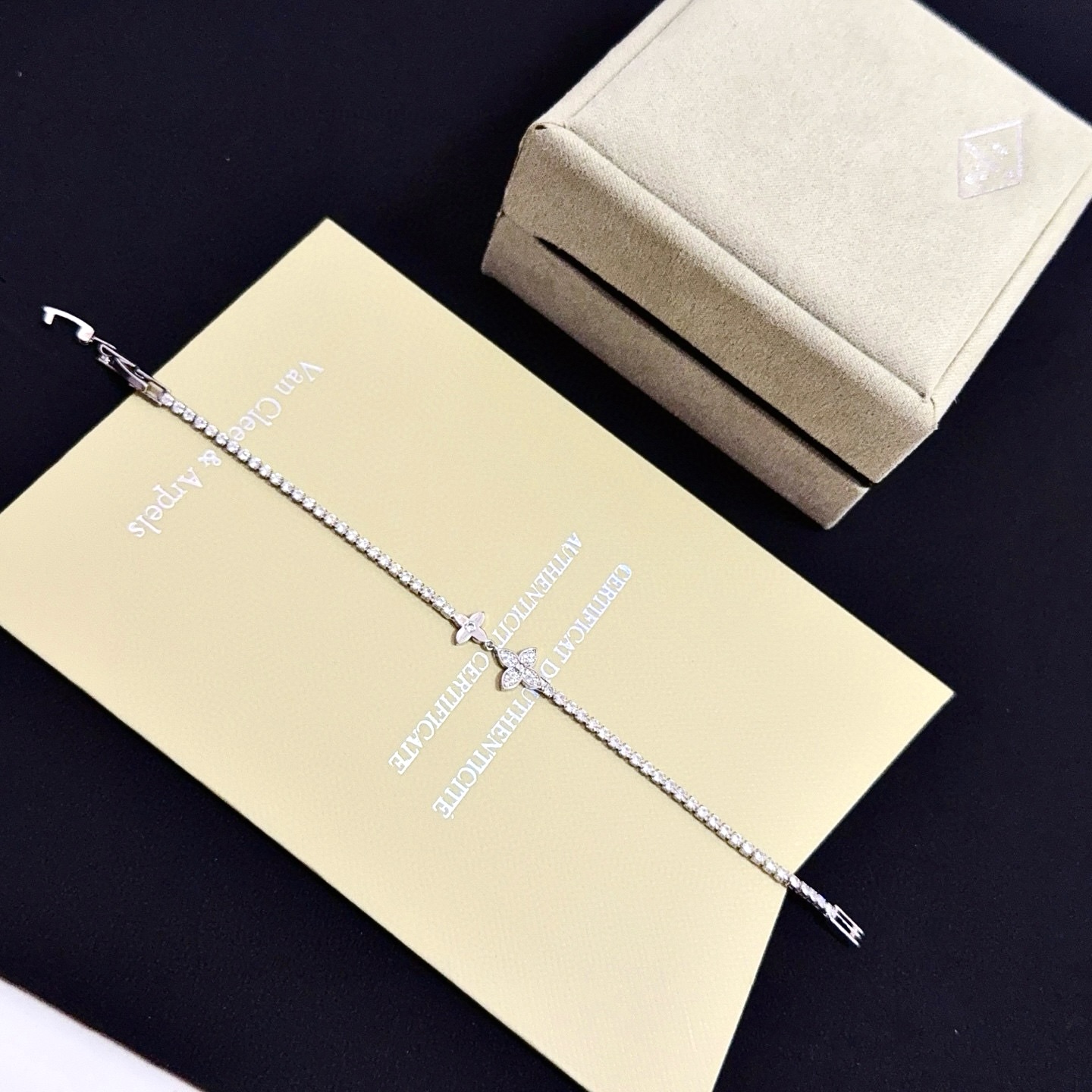 Van Cleef Arpels Four-Leaf Clover Diamond Tennis Bracelet bracelet White gold metal with clear diamond stones 17cm