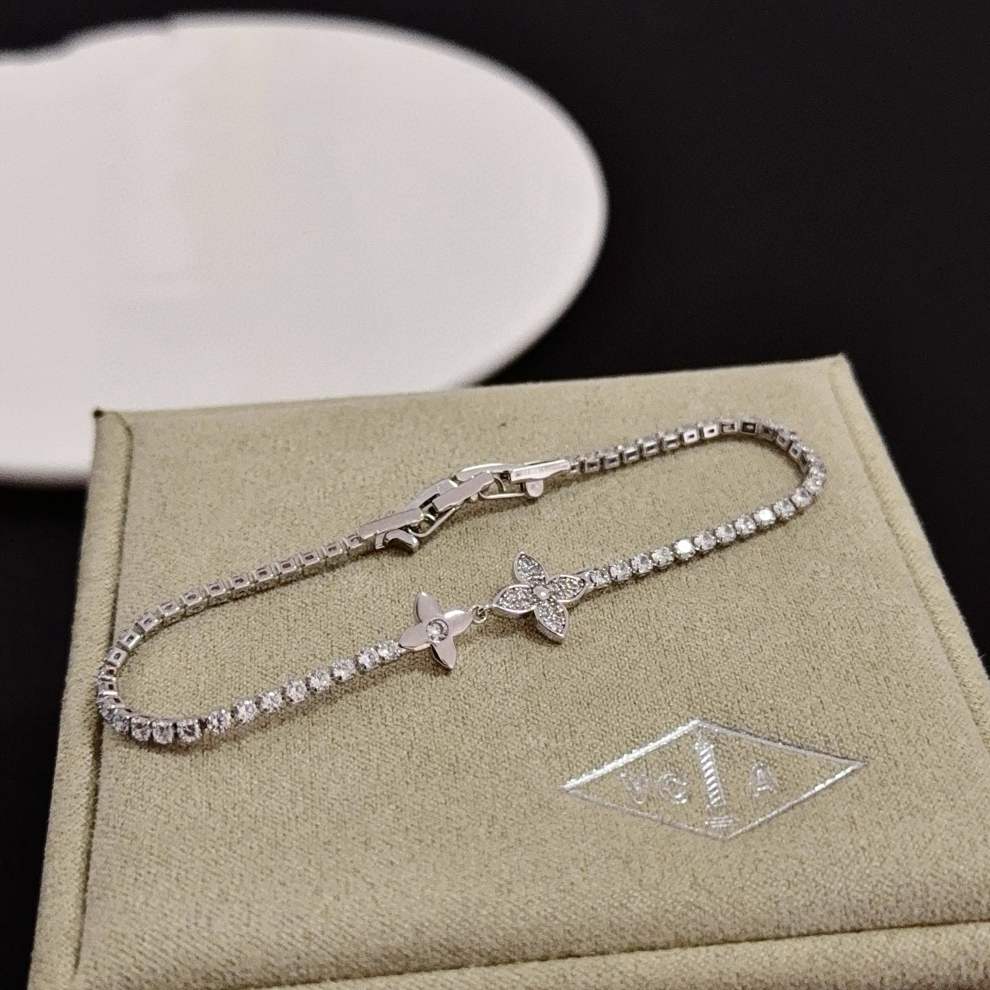 Van Cleef Arpels Four-Leaf Clover Diamond Tennis Bracelet bracelet White gold metal with clear diamond stones 17cm