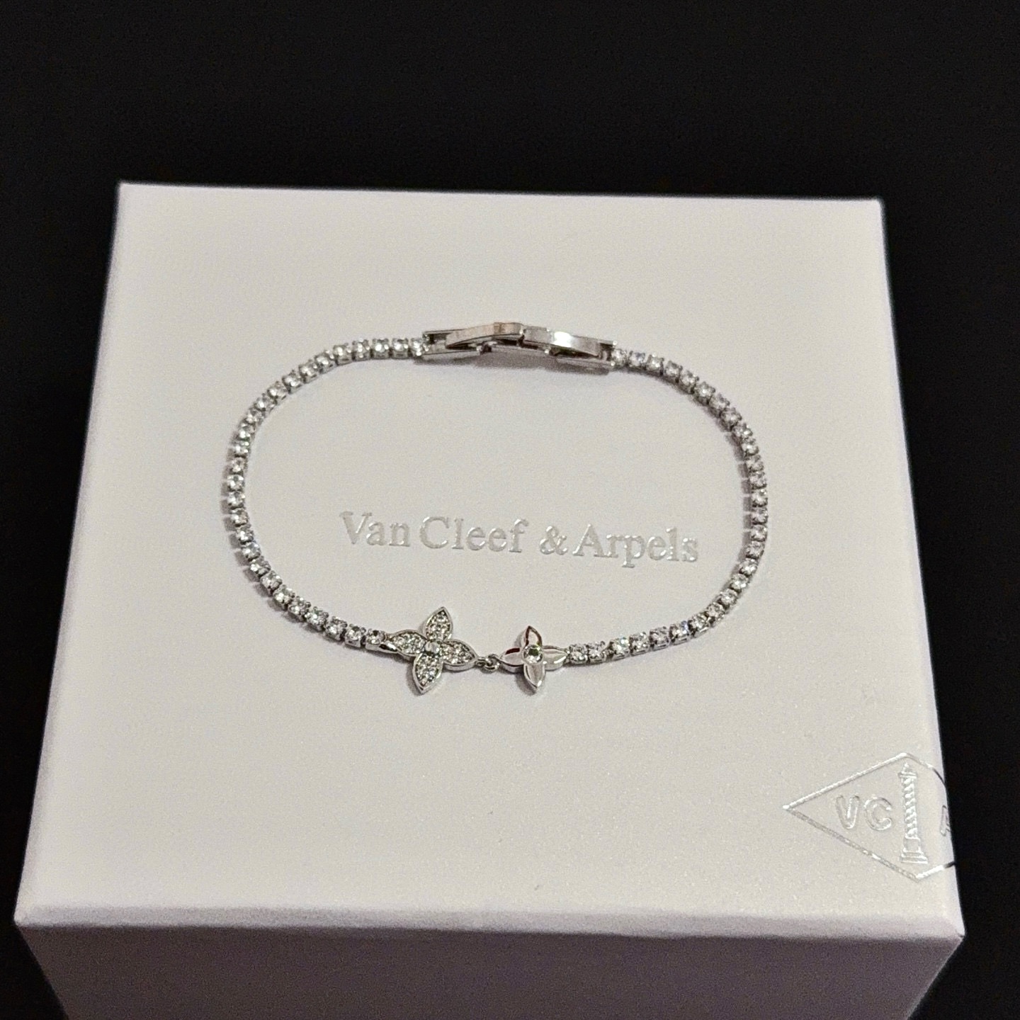 Van Cleef Arpels Four-Leaf Clover Diamond Tennis Bracelet bracelet White gold metal with clear diamond stones 17cm