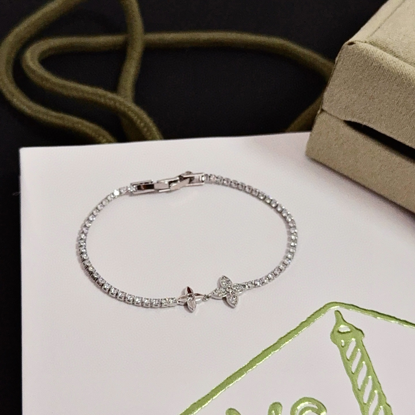 Van Cleef Arpels Four-Leaf Clover Diamond Tennis Bracelet bracelet White gold metal with clear diamond stones 17cm