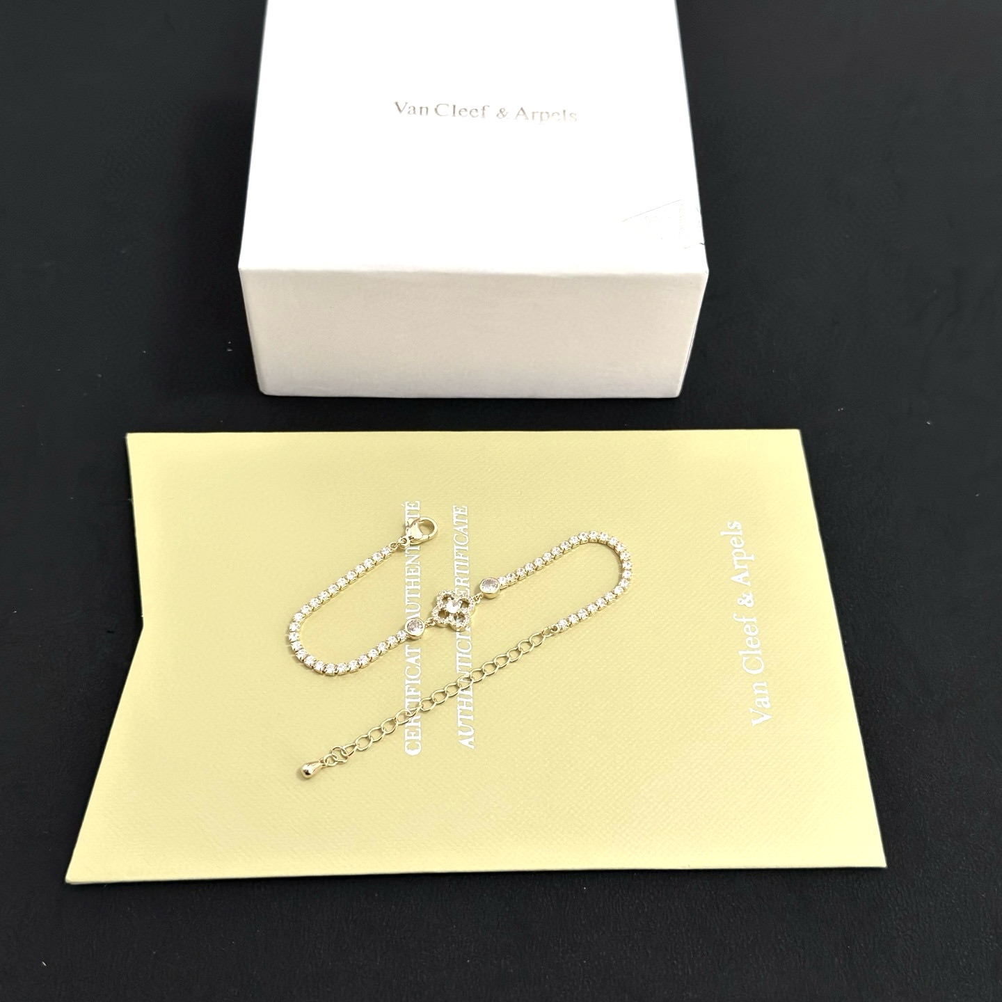 Bracciale Van Cleef Arpels Alhambra Diamond Tennis Bracciale Metallo in oro giallo con pietre diamantate trasparenti 16 cm con catena di estensione 3 cm