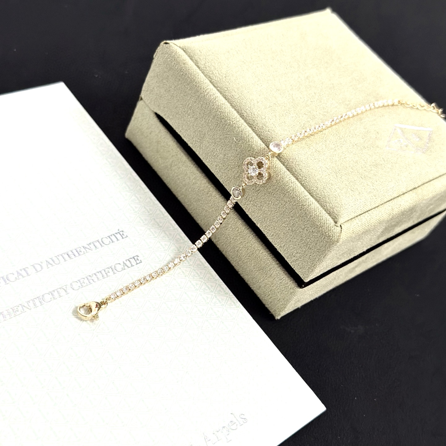 Bracciale Van Cleef Arpels Alhambra Diamond Tennis Bracciale Metallo in oro giallo con pietre diamantate trasparenti 16 cm con catena di estensione 3 cm