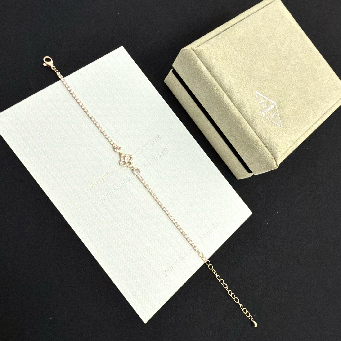 Bracciale Van Cleef Arpels Alhambra Diamond Tennis Bracciale Metallo in oro giallo con pietre diamantate trasparenti 16 cm con catena di estensione 3 cm