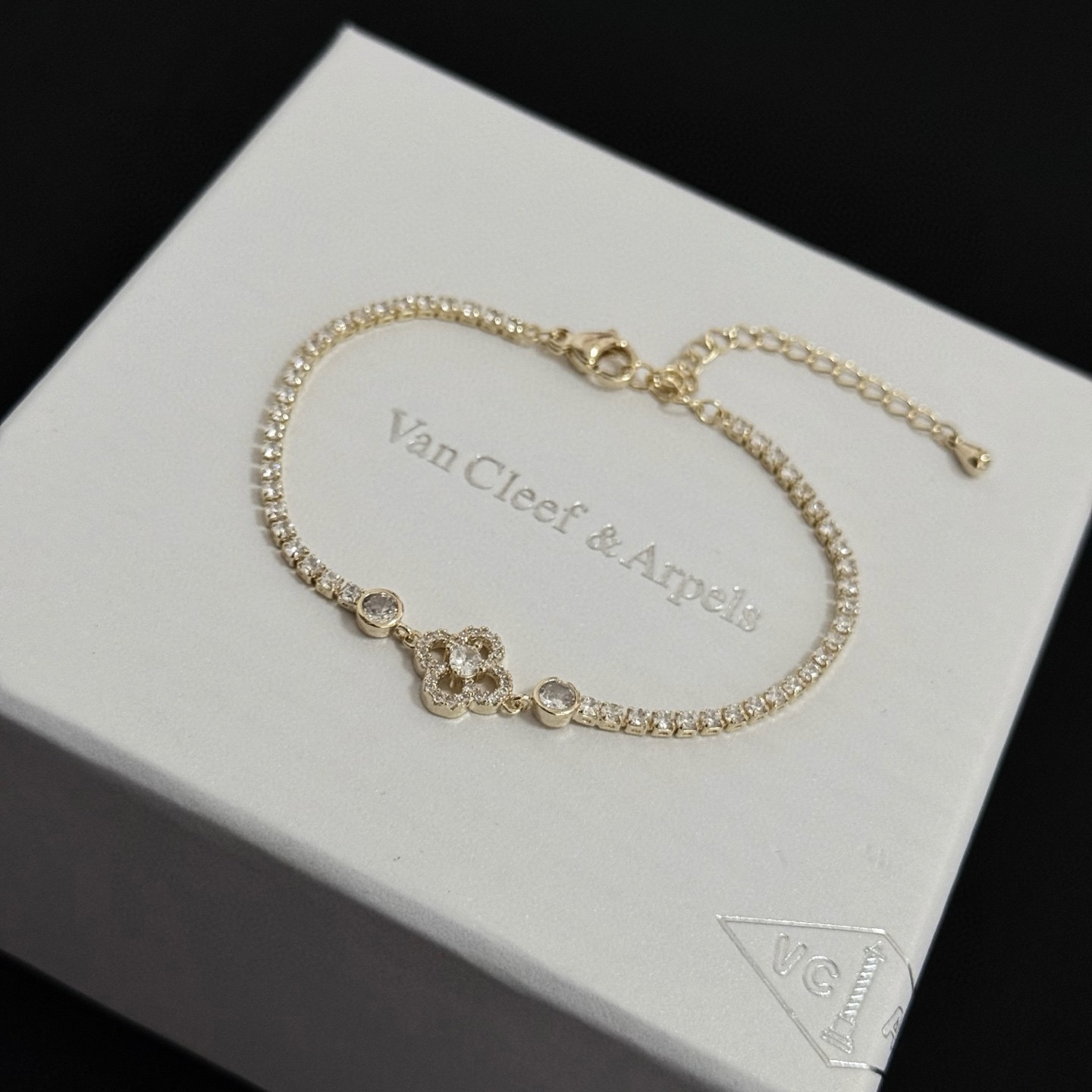 Bracciale Van Cleef Arpels Alhambra Diamond Tennis Bracciale Metallo in oro giallo con pietre diamantate trasparenti 16 cm con catena di estensione 3 cm