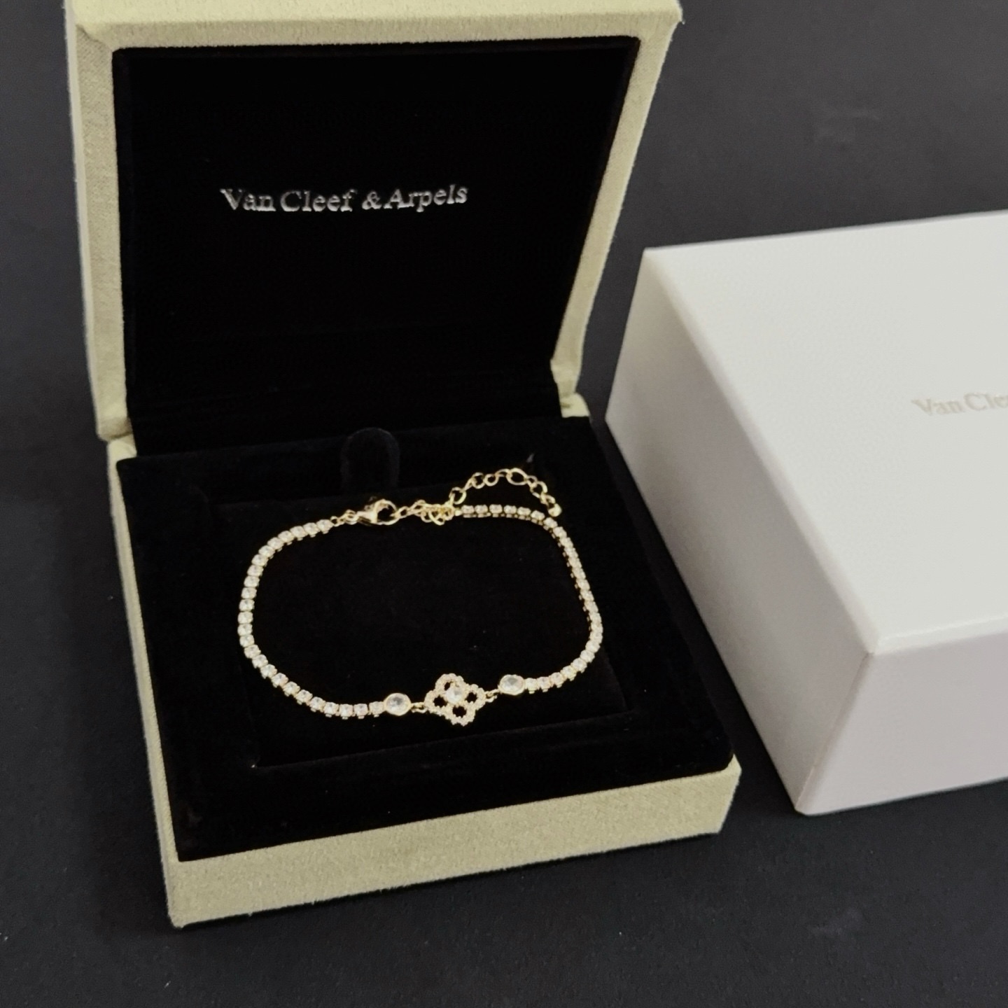 Bracciale Van Cleef Arpels Alhambra Diamond Tennis Bracciale Metallo in oro giallo con pietre diamantate trasparenti 16 cm con catena di estensione 3 cm