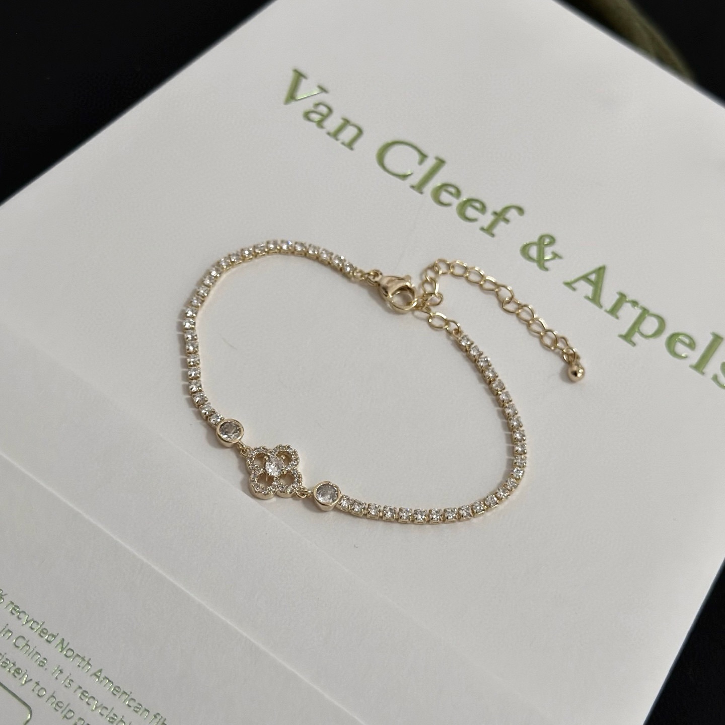 Bracciale Van Cleef Arpels Alhambra Diamond Tennis Bracciale Metallo in oro giallo con pietre diamantate trasparenti 16 cm con catena di estensione 3 cm